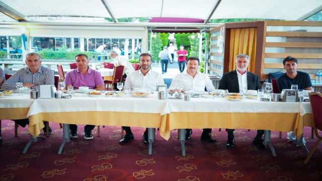 Mehmet Yiğiner tarafından moral ve motivasyon yemeği verildi