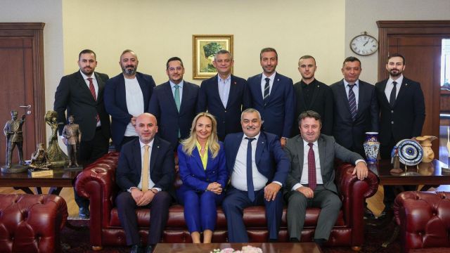 Ankaragücü'nden Aylin Nazlıaka ile birlikte Özgür Özel'e ziyaret.