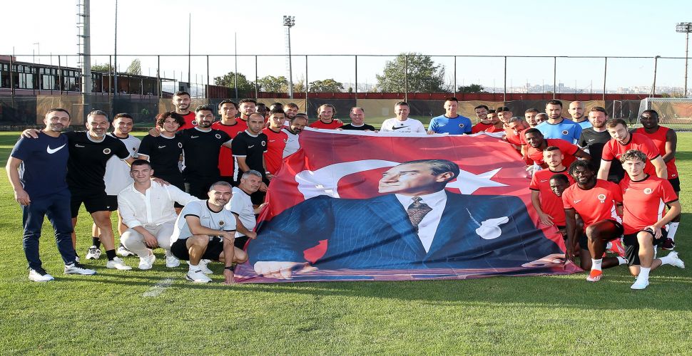 Gençlerbirliği’nden Bayraklı 30 Ağustos Zafer Bayramı Kutlaması