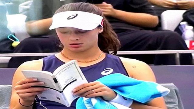 Zeynep Sönmez’den tarihi galibiyet: Molalarda kitap, kortta zafer!