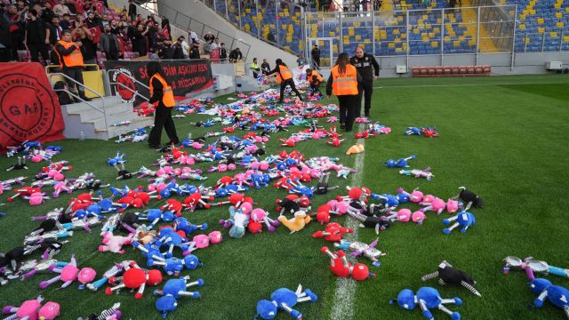 Gençlerbirliği taraftarından Gazzeli çocuklar için oyuncak