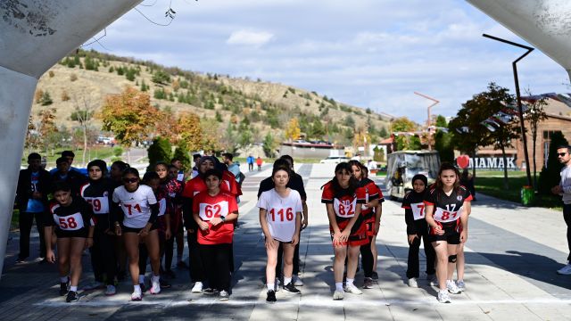 Mamak’ta öğrenciler Cumhuriyet için koştu