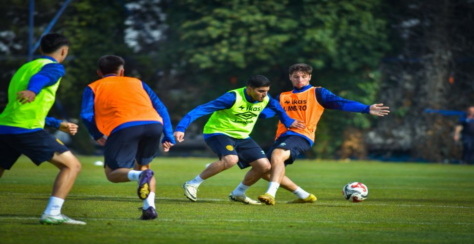 Ankaragücü teknik direktörü Recep Karatepe gençlere sarıldı!