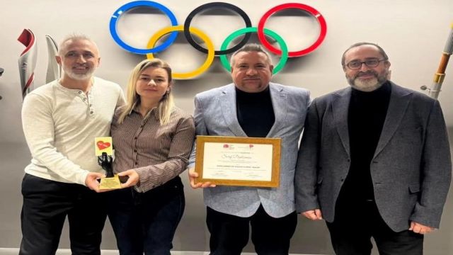 Gençlerbirliği Kadın Futblol Takımı, ödülünü aldı.