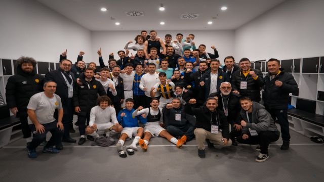 Soyunma odasından galibiyet pozu!