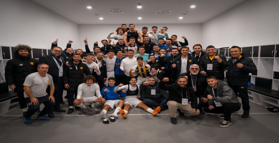 Soyunma odasından galibiyet pozu!