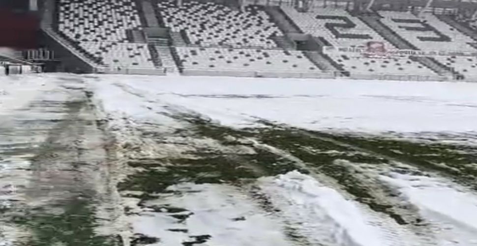 Elazığ Stadı kar altında. Temizlik yapıldı. Şartlar ağır!