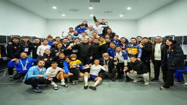 Galibiyet pozu soyunma odasından...