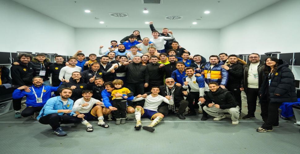 Galibiyet pozu soyunma odasından...