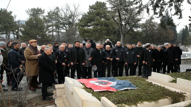 İlhan Cavcav, vefatının 9. yıl dönümünde mezarı başında dualarla anıldı