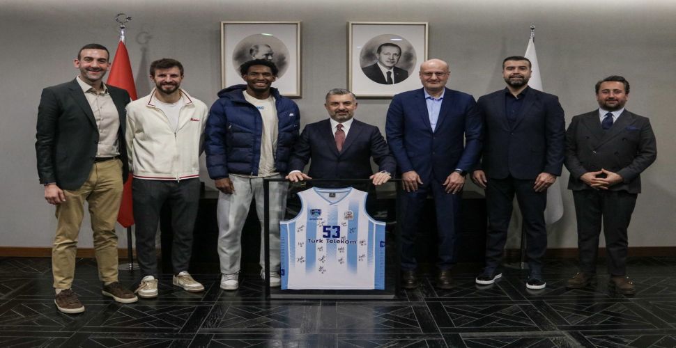 Türk Telekom CEO'su Ebubekir Şahin'e Türk Telekom Basketbol Takımı'ndan ziyaret