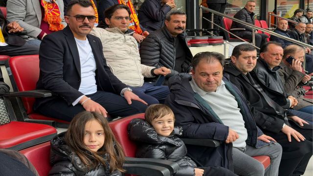 Ziya Eren ve Torunları Kayserispor’a uğurlu geldi