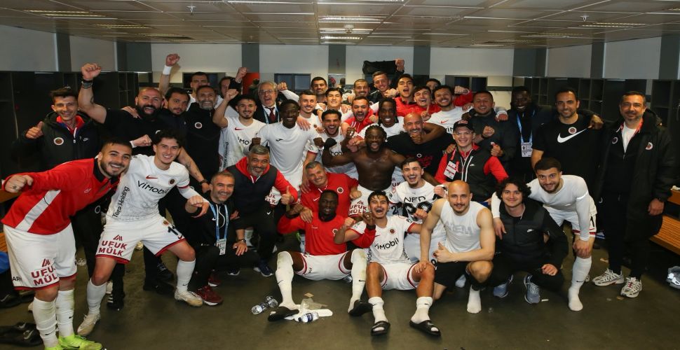 Soyunma odasında galibiyet pozu