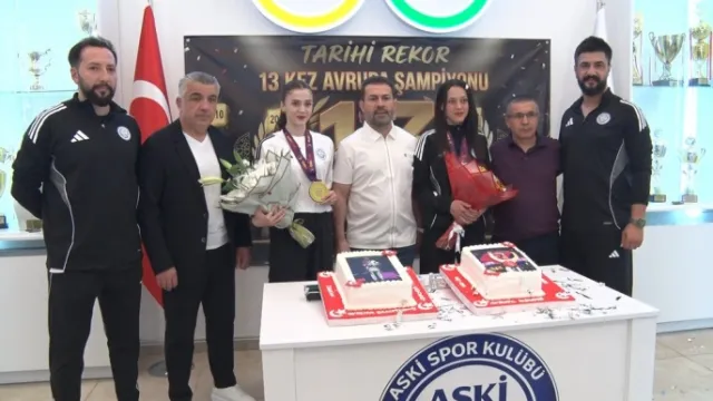 ASKİ Spor'dan tekvandoculara pastalı kutlama