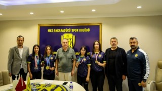 Kadın Güreşçilerden Ankaragücü Kulübü'ne ziyaret