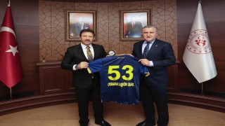Onursal başkan Mehmet Yiğiner'den bakan Bak'a Ankaragücü forması