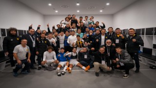 Soyunma odasından galibiyet pozu!