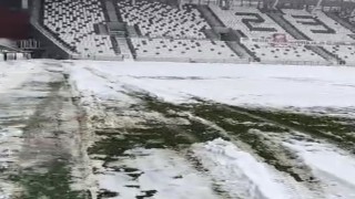 Elazığ Stadı kar altında. Temizlik yapıldı. Şartlar ağır!