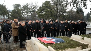 İlhan Cavcav, vefatının 9. yıl dönümünde mezarı başında dualarla anıldı