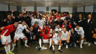 Soyunma odasında galibiyet pozu